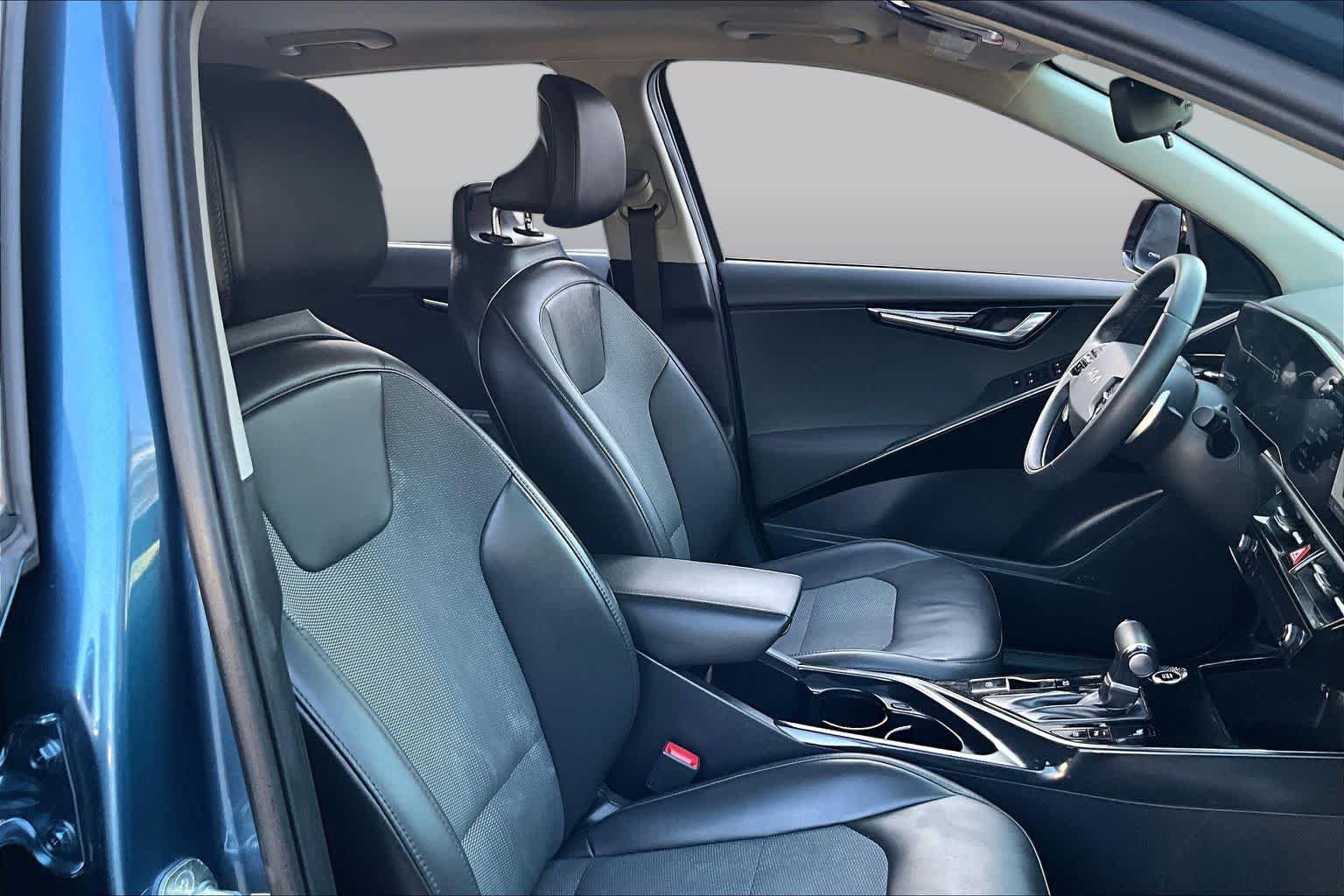 Used 2023 Kia Niro EX Touring FWD image 9