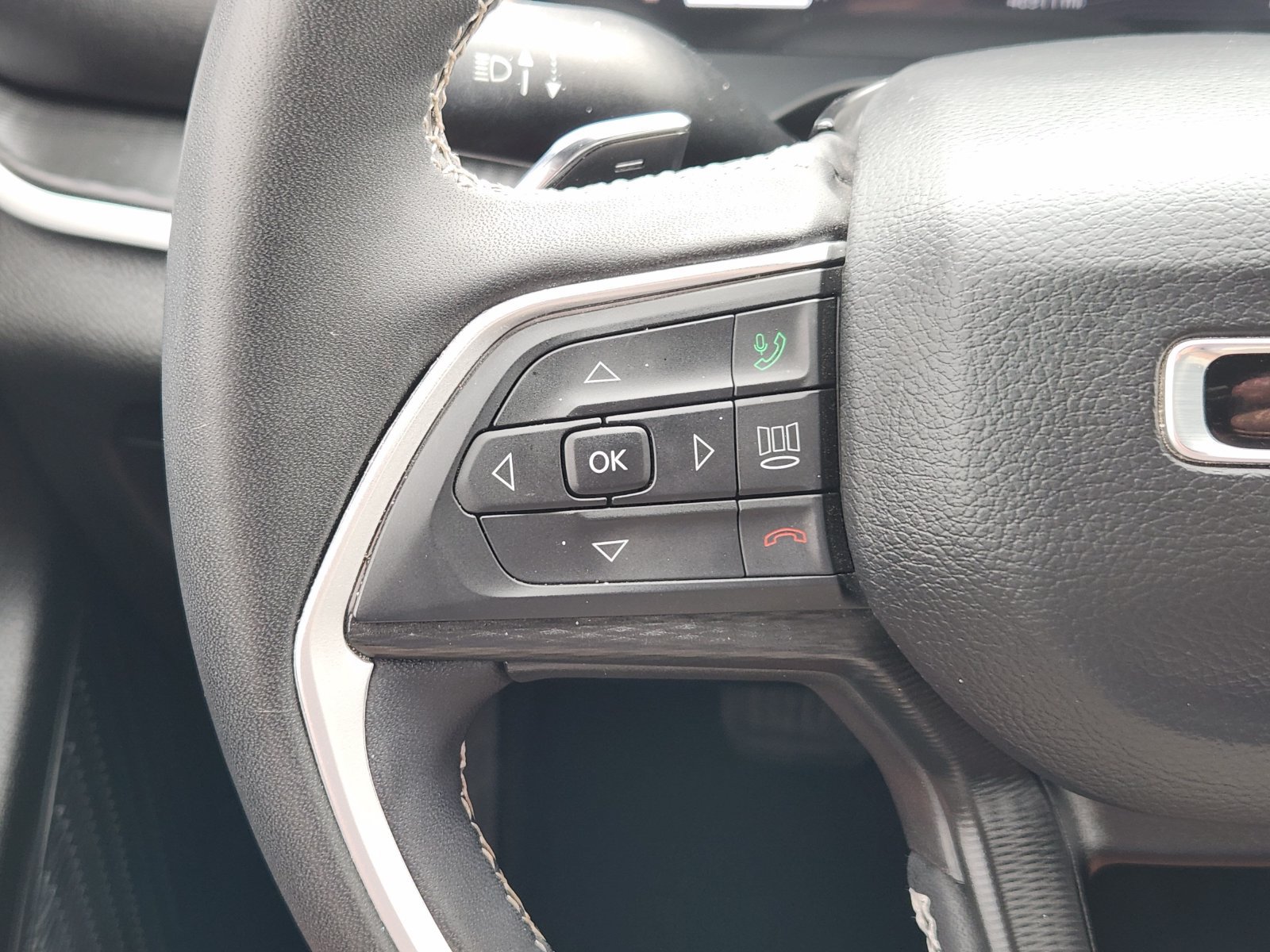 Used 2025 Jeep Grand Cherokee L Laredo w/ Luxury Tech Group I RWD image 37