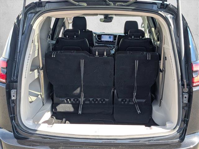Used 2023 Chrysler Pacifica Touring-L image 6