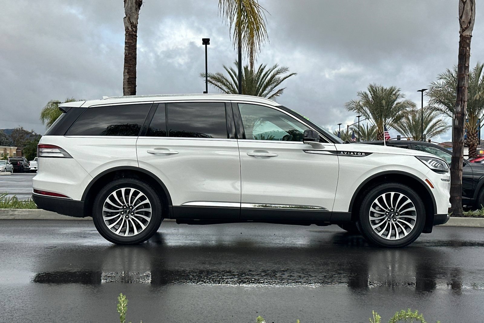 Used 2024 Lincoln Aviator Reserve AWD/4WD image 2