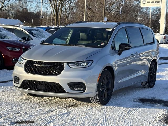 New 2026 Chrysler Pacifica Select w/ S Appearance Package FWD image 31