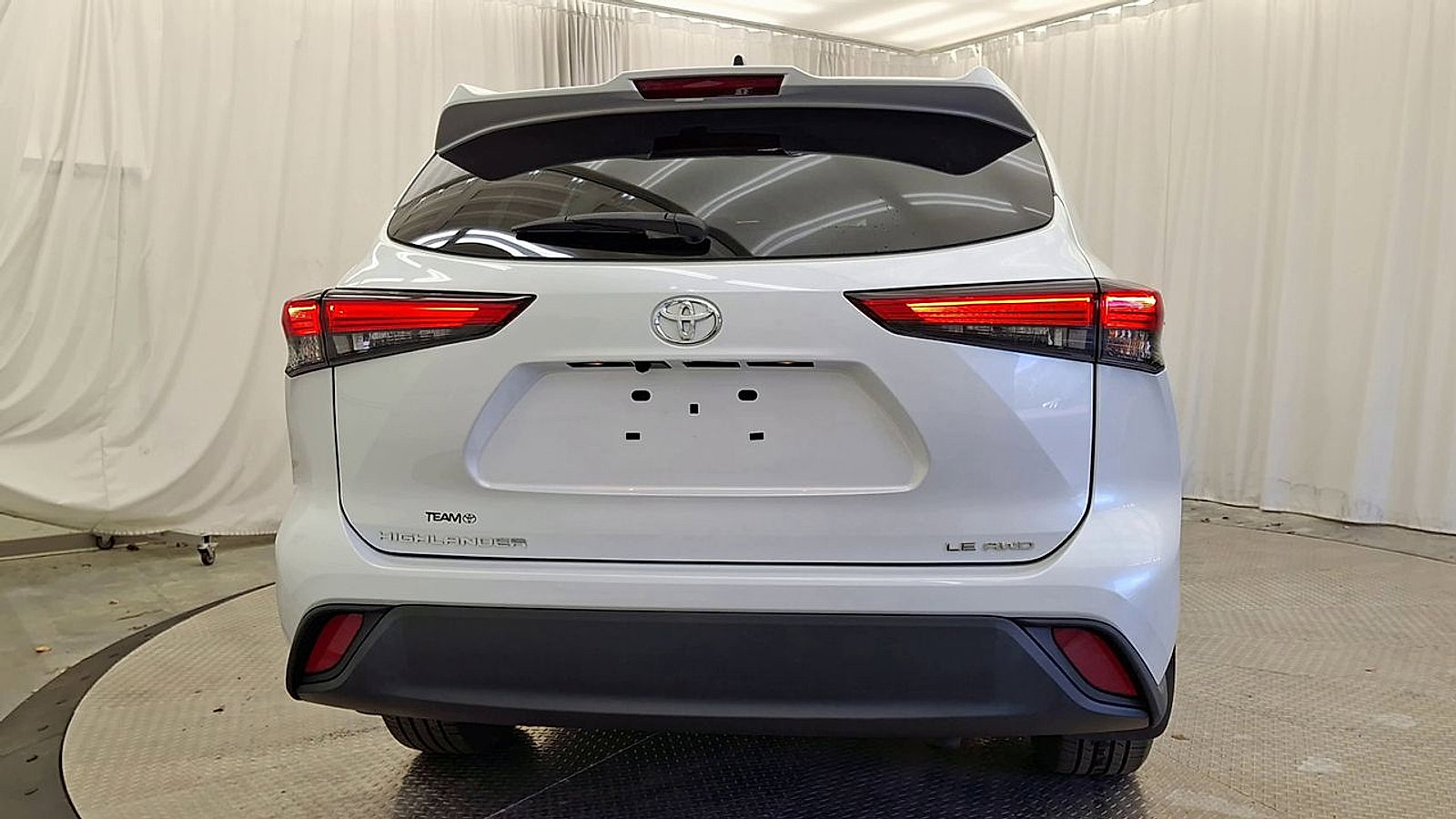 Used 2022 Toyota Highlander LE AWD/4WD image 2