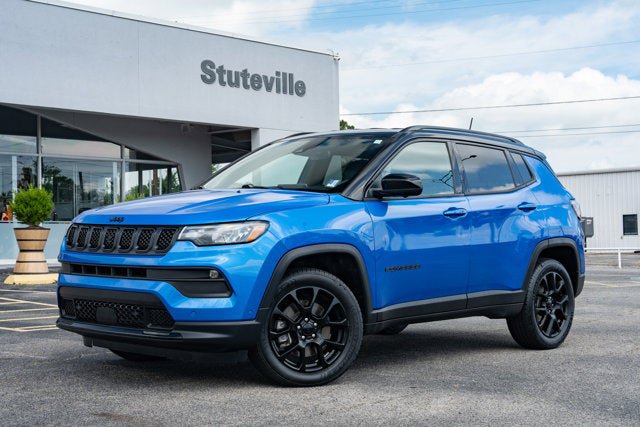 Certified 2023 Jeep Compass Latitude w/ Convenience Group AWD/4WD image 1