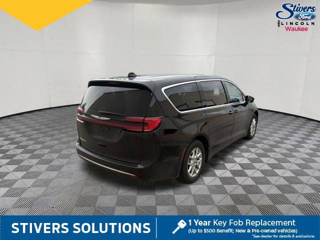 Used 2024 Chrysler Pacifica Touring-L FWD image 6