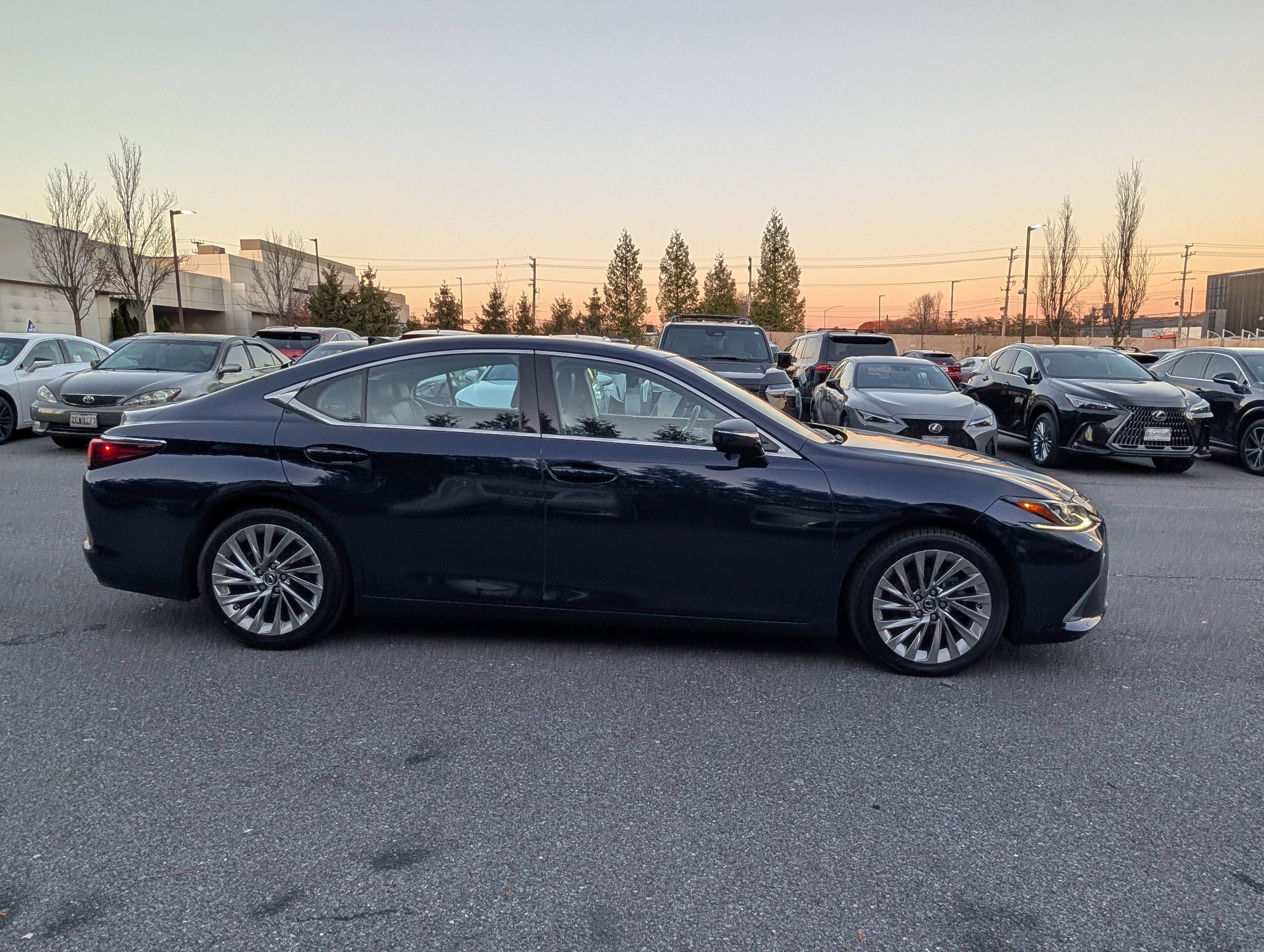 Certified 2019 Lexus ES 350 w/ Accessory Package image 2
