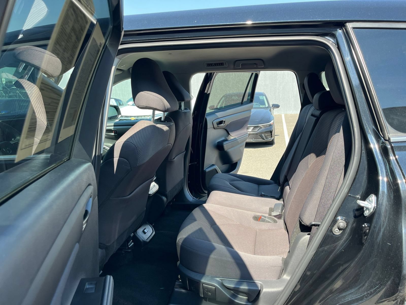 Used 2025 Toyota Highlander LE FWD image 26