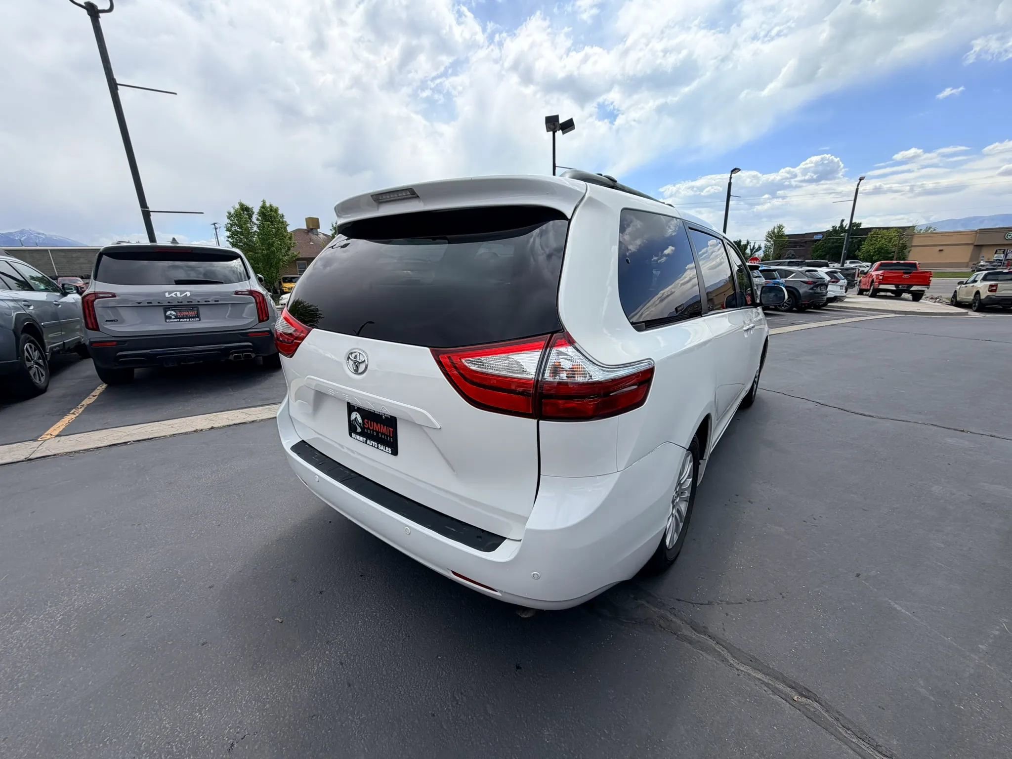 Used 2016 Toyota Sienna XLE Premium FWD image 3