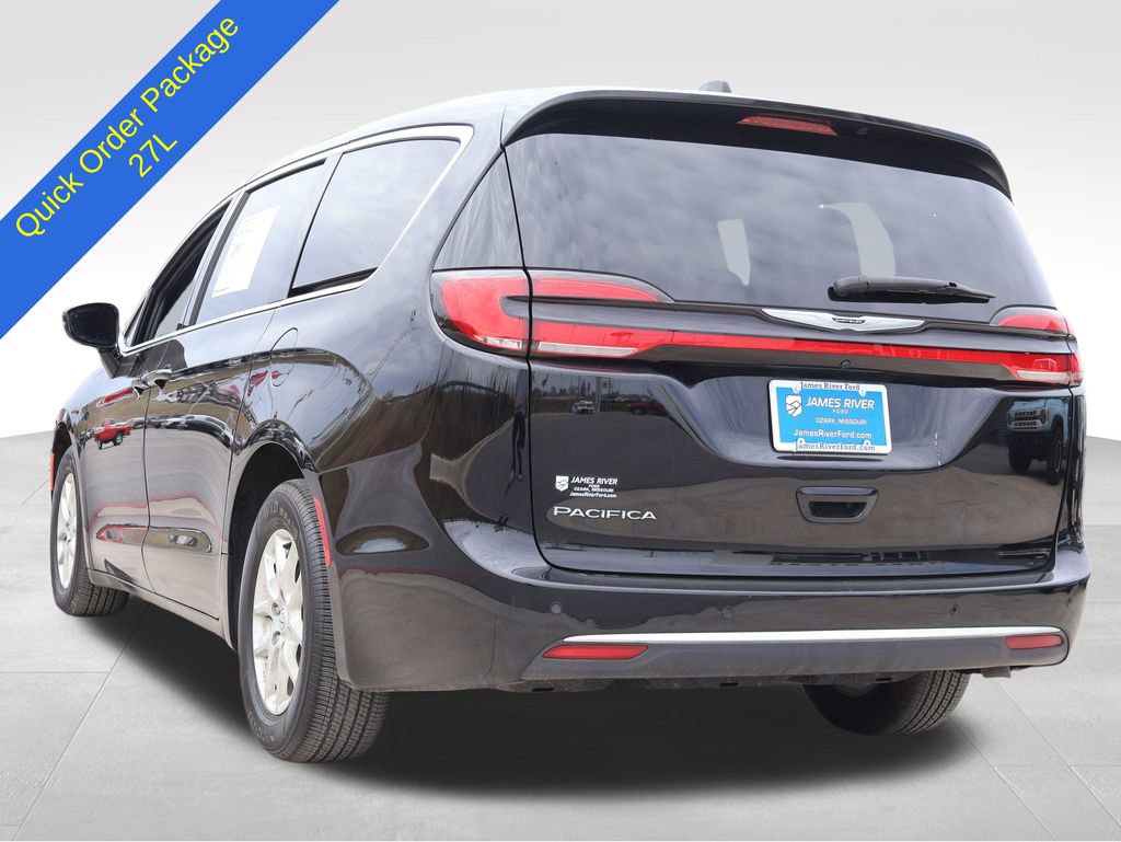 Used 2025 Chrysler Pacifica Select FWD image 3