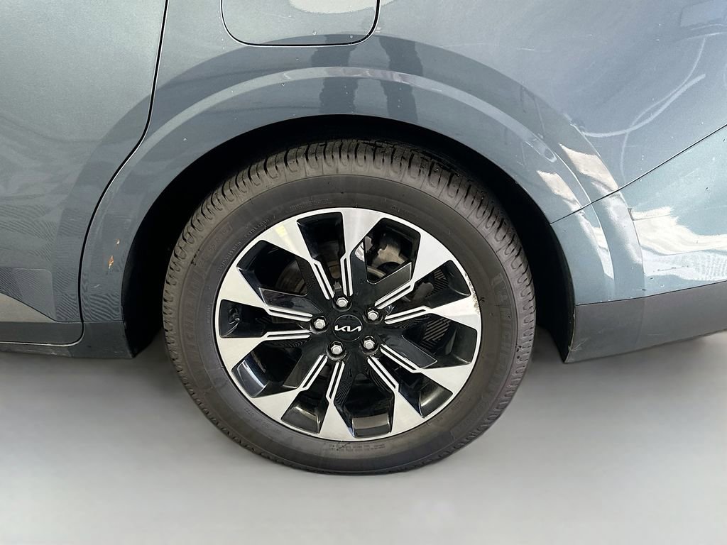 Used 2022 Kia Carnival EX image 34