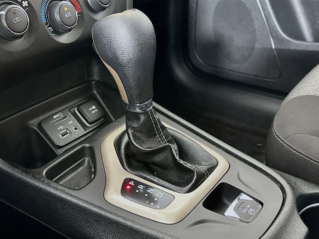 Used 2018 Jeep Cherokee Latitude FWD image 23