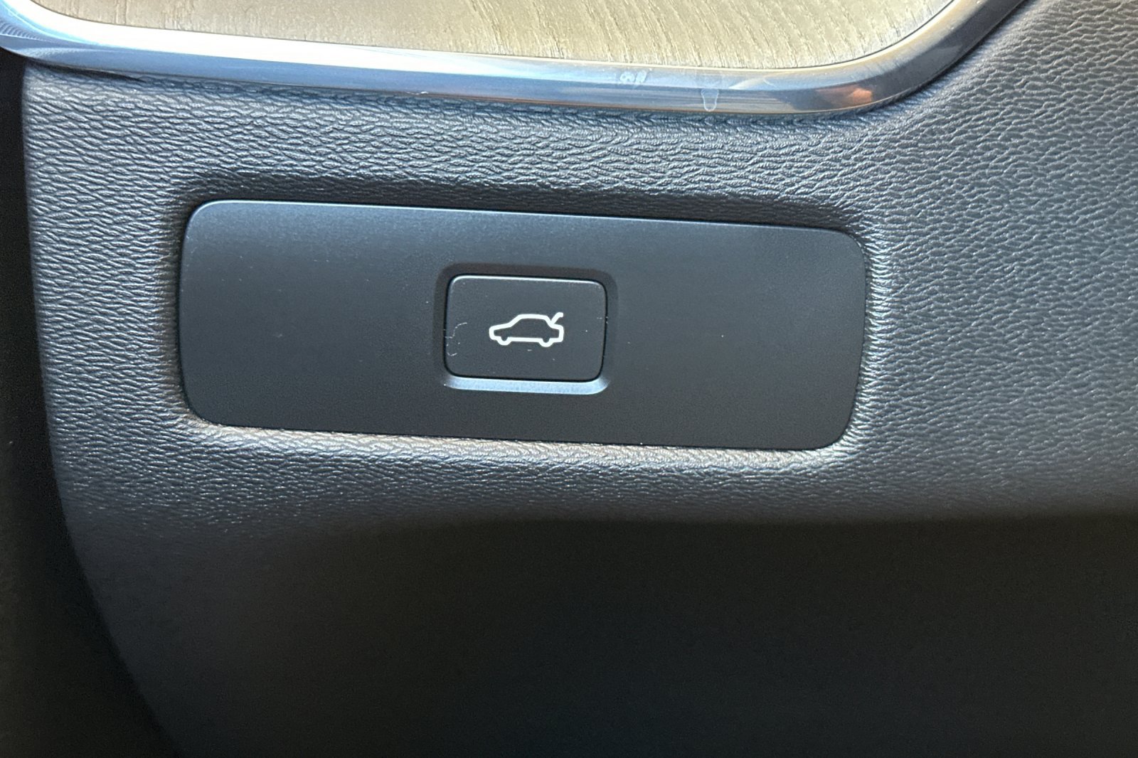 Certified 2025 Volvo XC60 B5 Plus AWD/4WD image 33