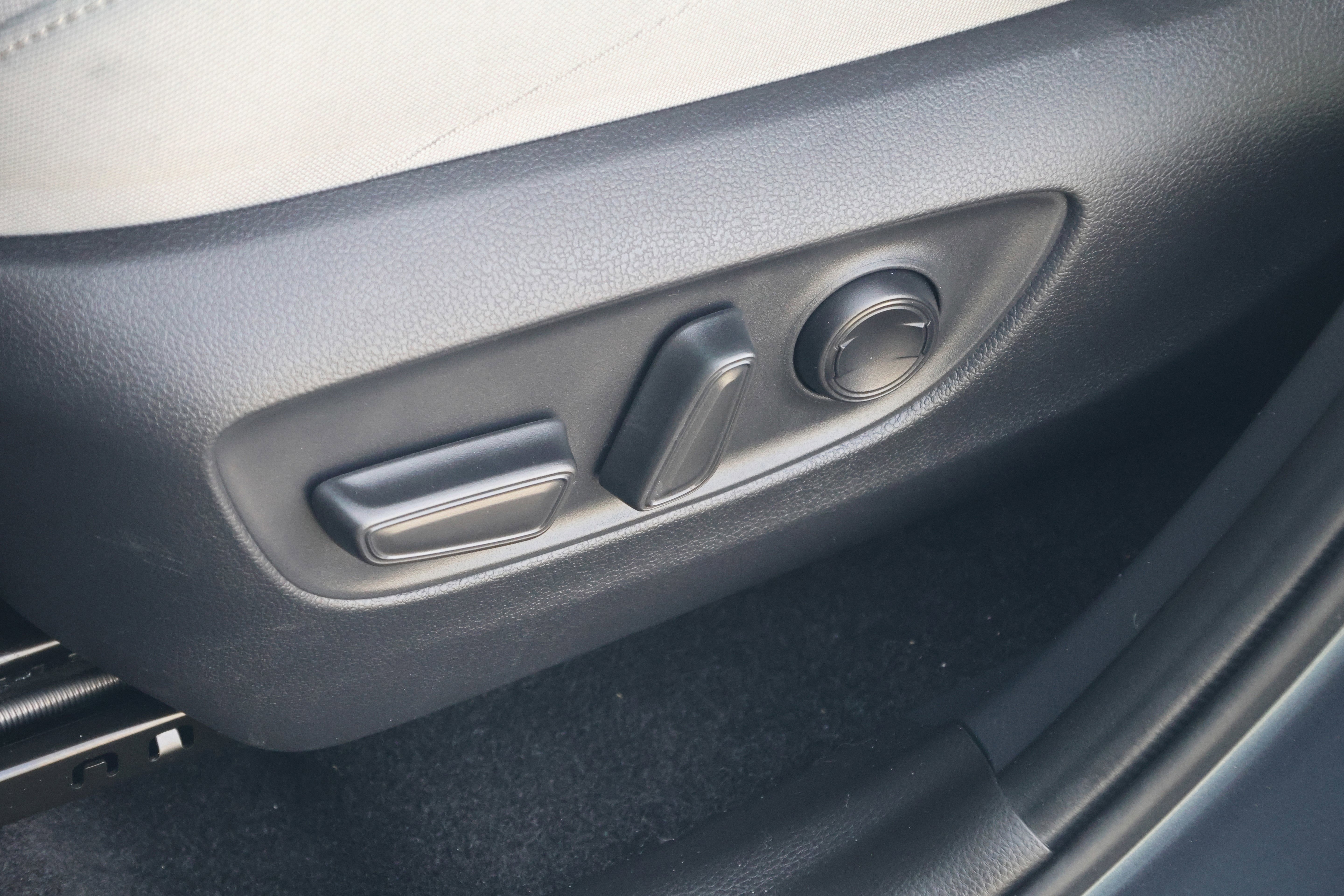 Used 2022 Toyota Venza LE image 32