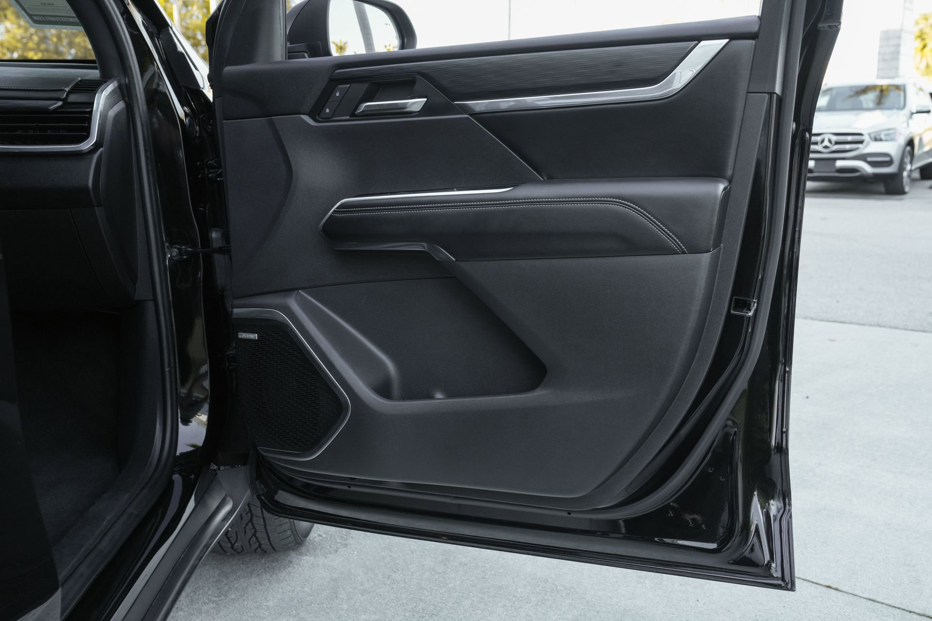 Used 2024 GMC Acadia Elevation image 39