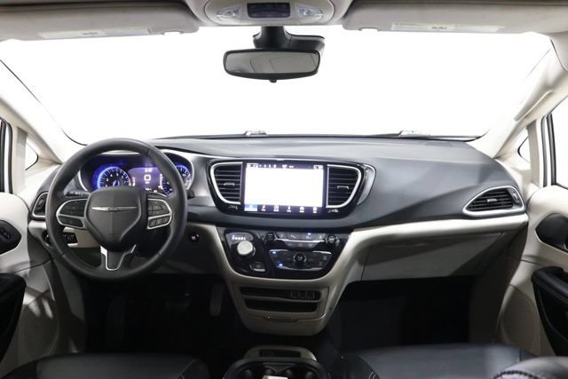 Used 2023 Chrysler Pacifica Touring-L FWD image 14