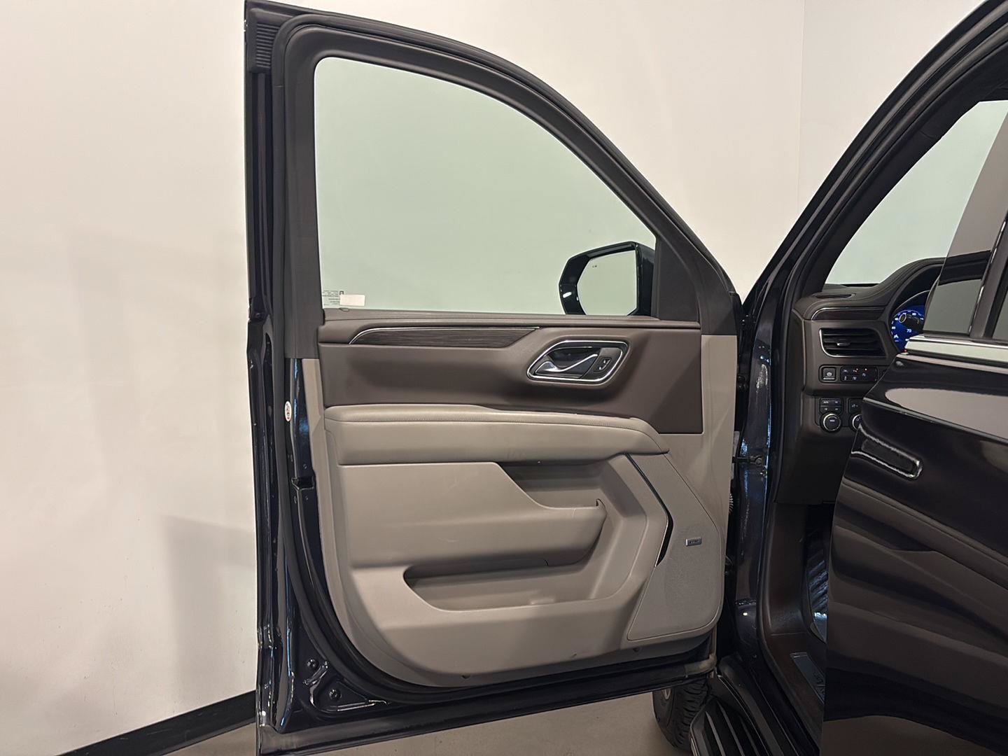 Used 2024 Chevrolet Tahoe LT w/ LT Signature Package AWD/4WD image 12