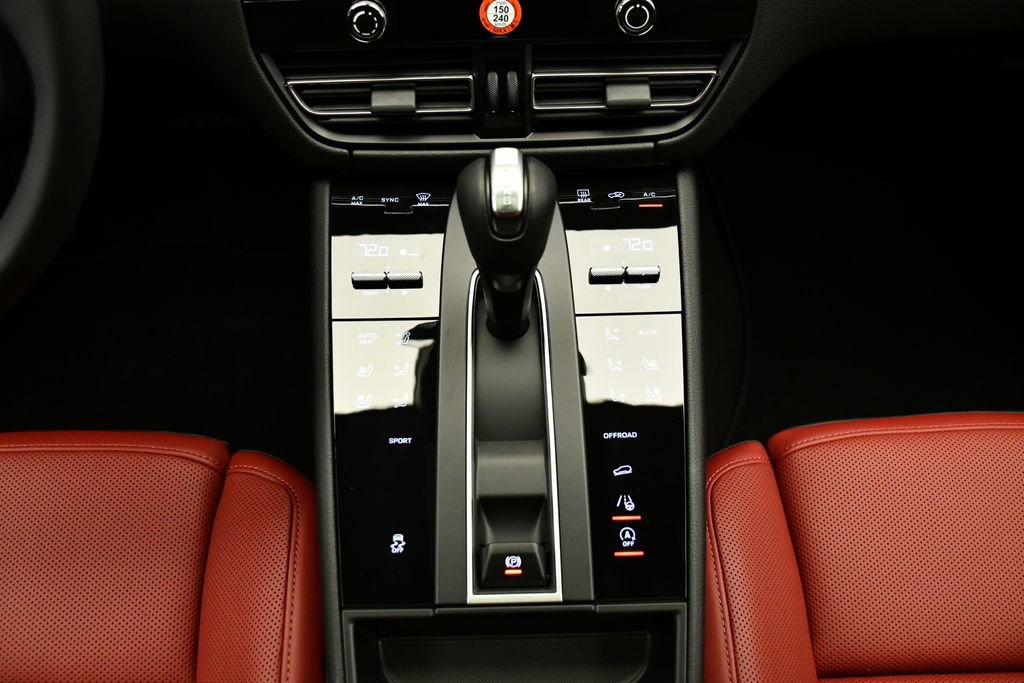 Used 2025 Porsche Macan Turbo image 28