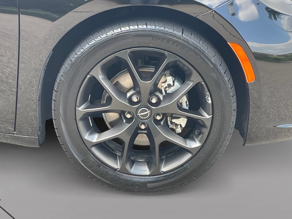 Used 2025 Chrysler Pacifica Limited FWD image 9