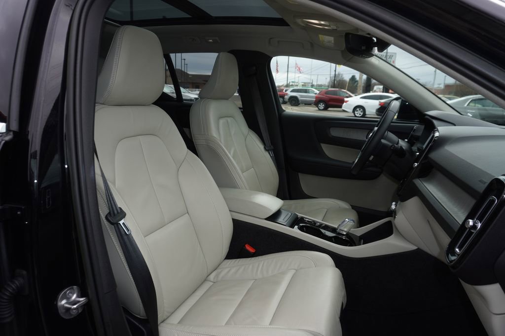 Used 2023 Volvo XC40 B5 Plus image 28