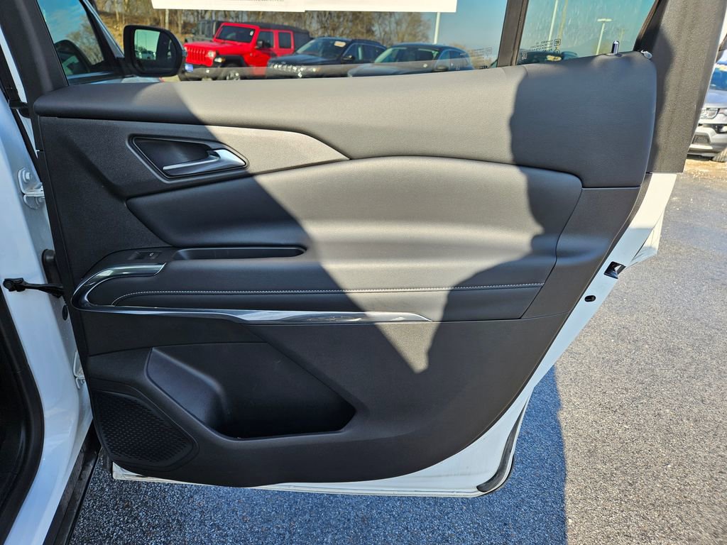 Used 2025 Chevrolet Traverse LT w/ Sun and Wheel Package image 31