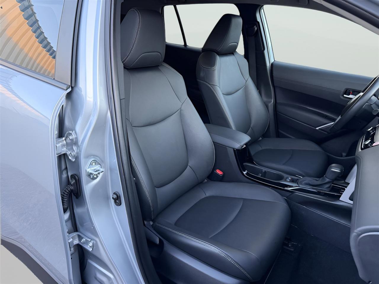 Used 2025 Toyota Corolla Cross XLE image 25