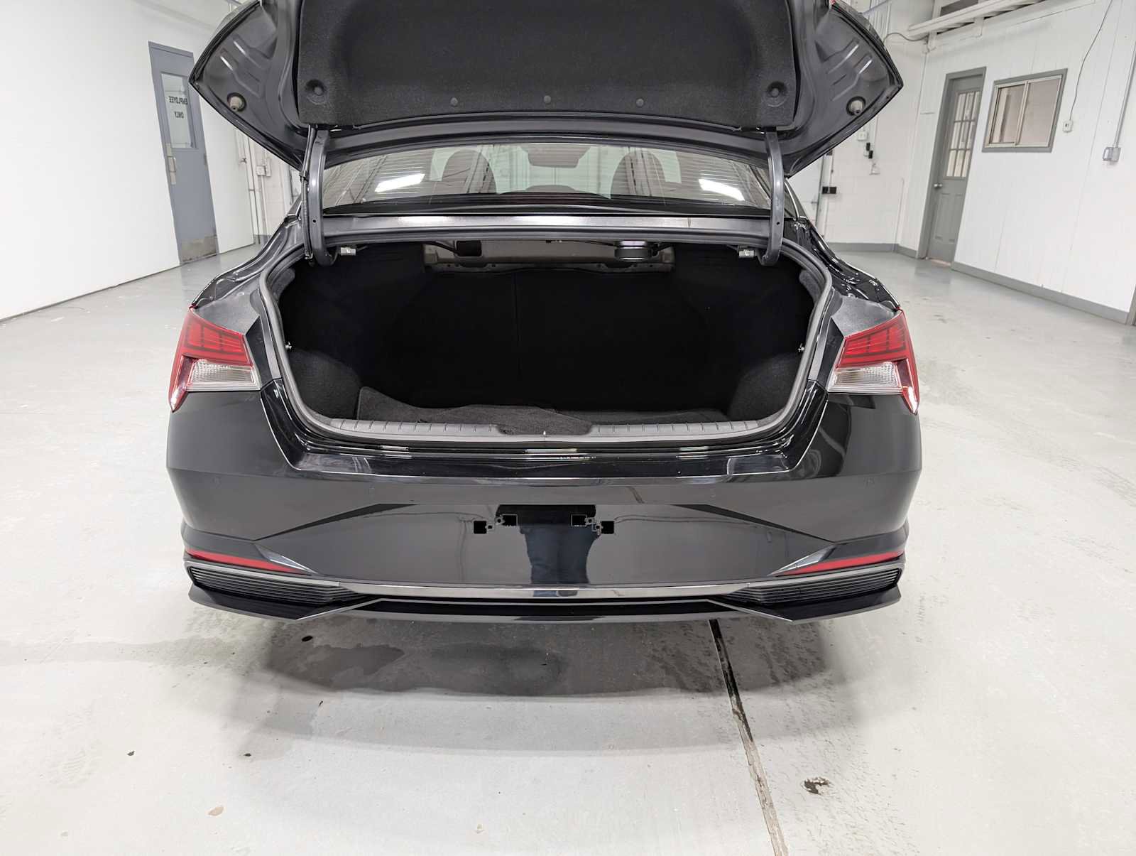 Used 2023 Hyundai Elantra Limited w/ Cargo Package image 38