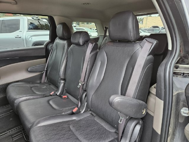 Used 2025 Kia Carnival FWD image 6