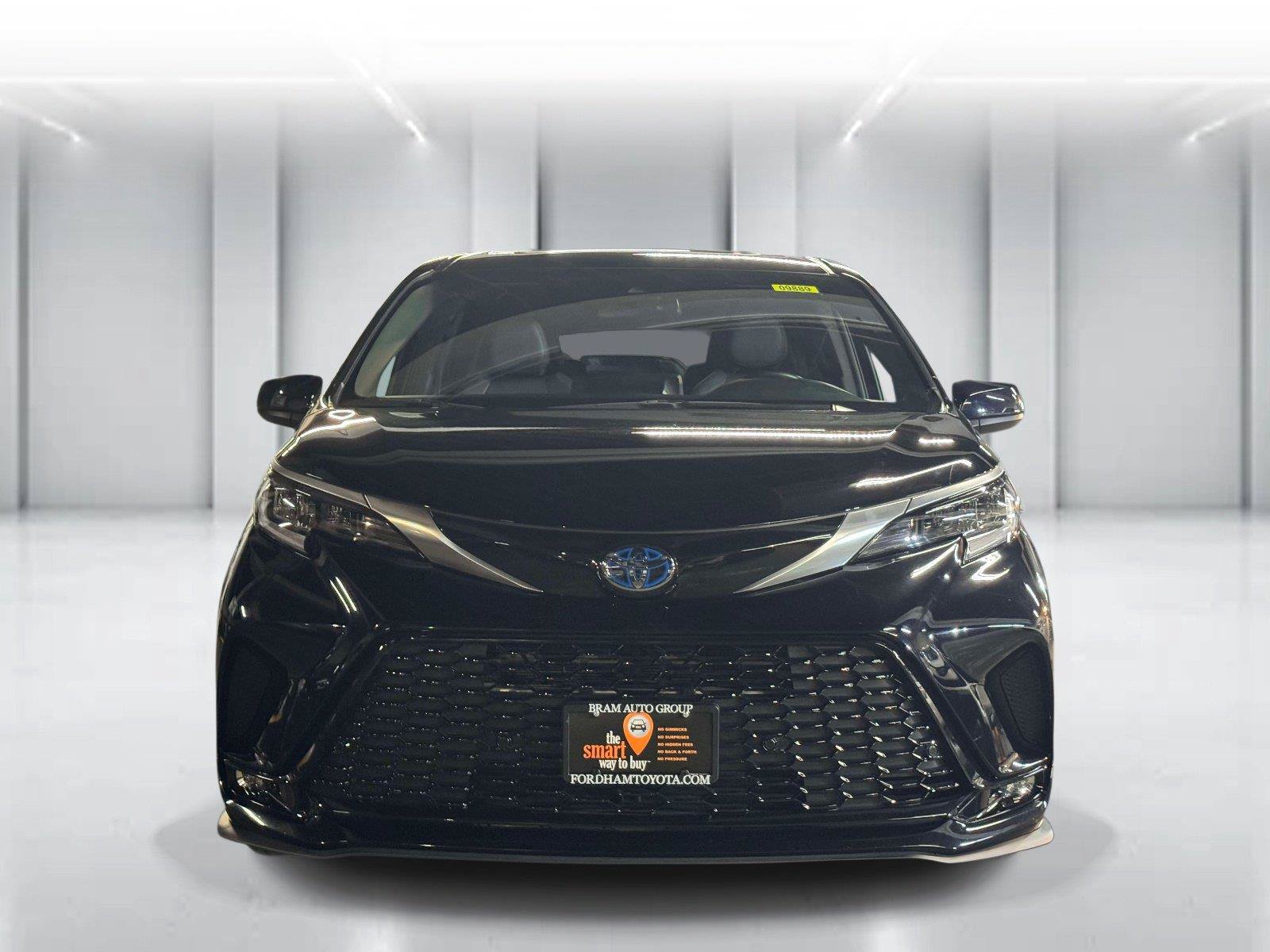 Used 2023 Toyota Sienna XSE AWD/4WD image 2