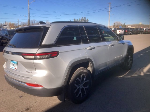 Used 2025 Jeep Grand Cherokee Limited w/ Luxury Tech Group II image 3