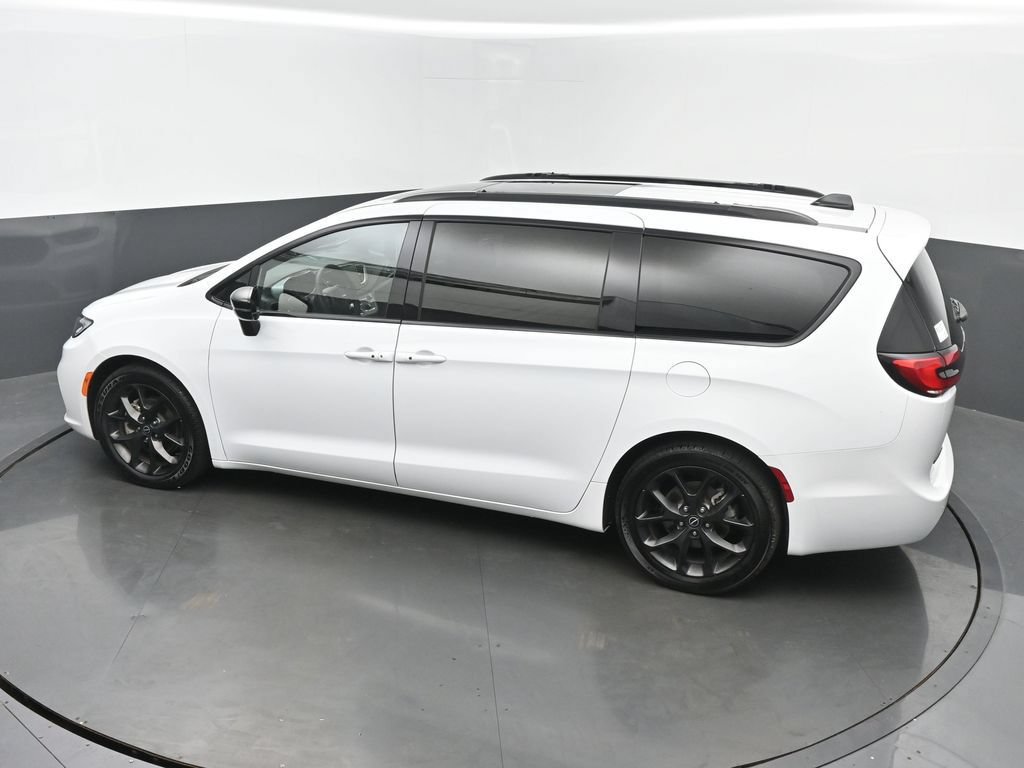 Used 2025 Chrysler Pacifica Limited FWD image 44
