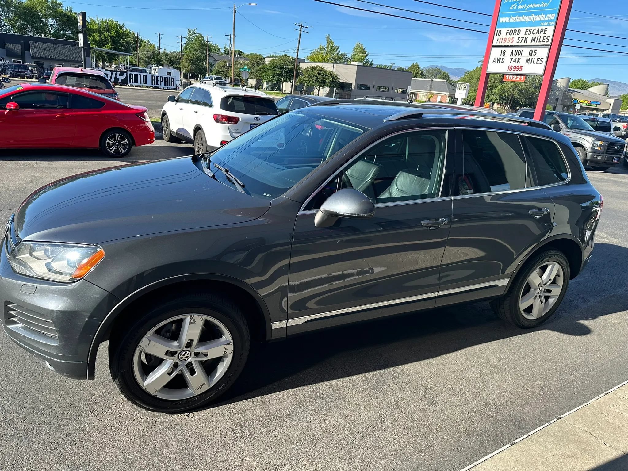 Used 2014 Volkswagen Touareg TDI AWD/4WD image 5