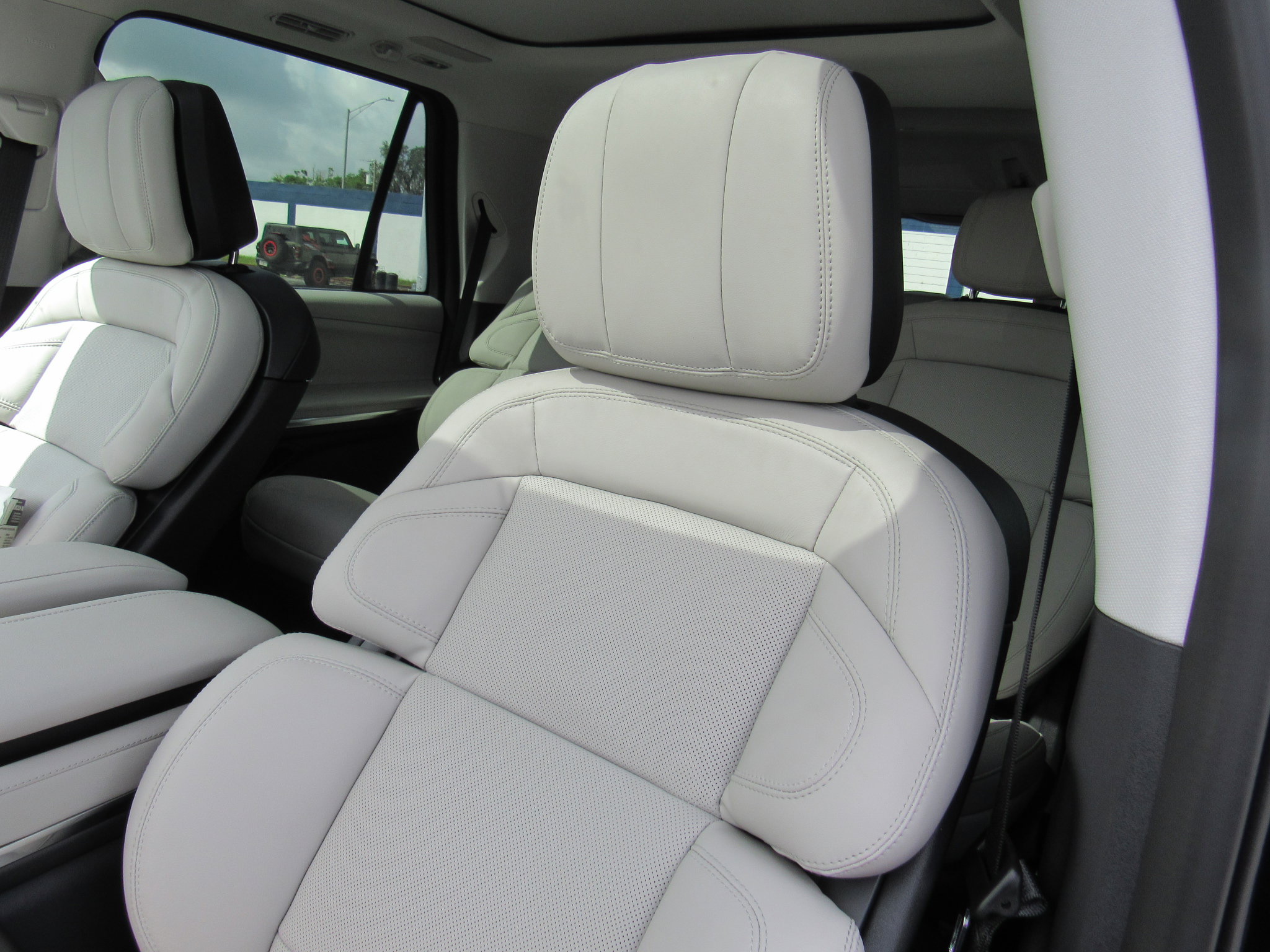 New 2025 Lincoln Navigator Reserve AWD/4WD image 19