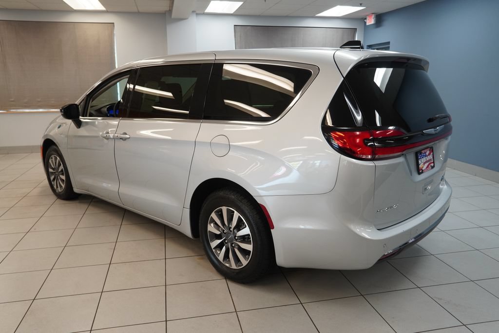 Used 2024 Chrysler Pacifica Limited FWD image 9