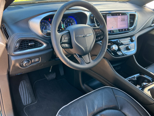 Used 2025 Chrysler Pacifica Limited FWD image 21