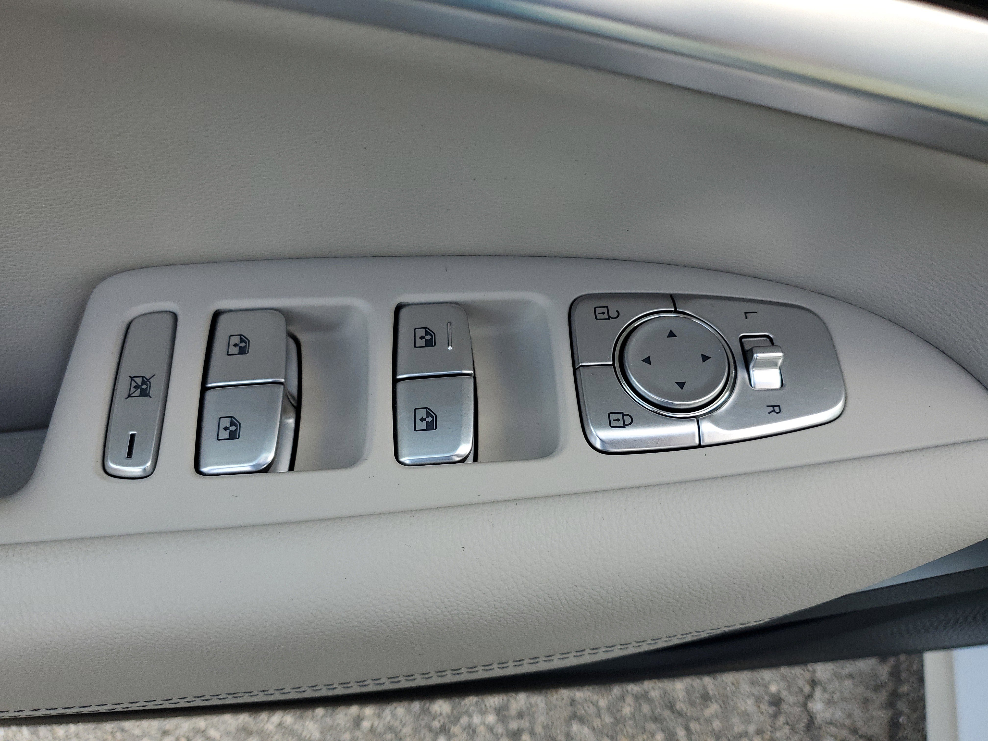 Used 2023 Genesis G70 2.0T image 17