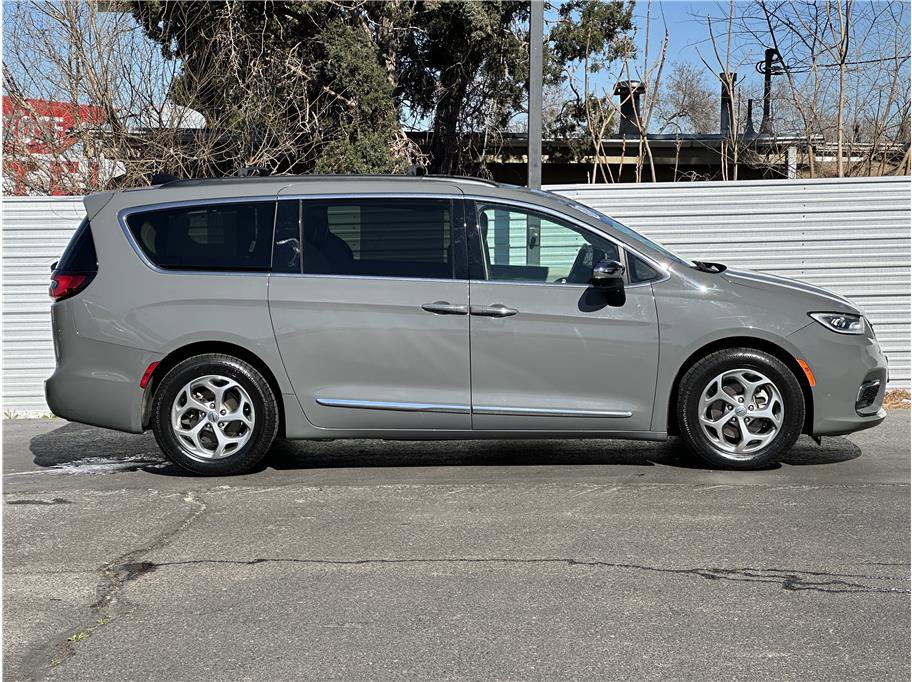 Used 2023 Chrysler Pacifica Limited image 9