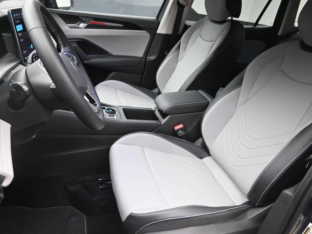 Used 2025 Volkswagen Tiguan SE FWD image 18