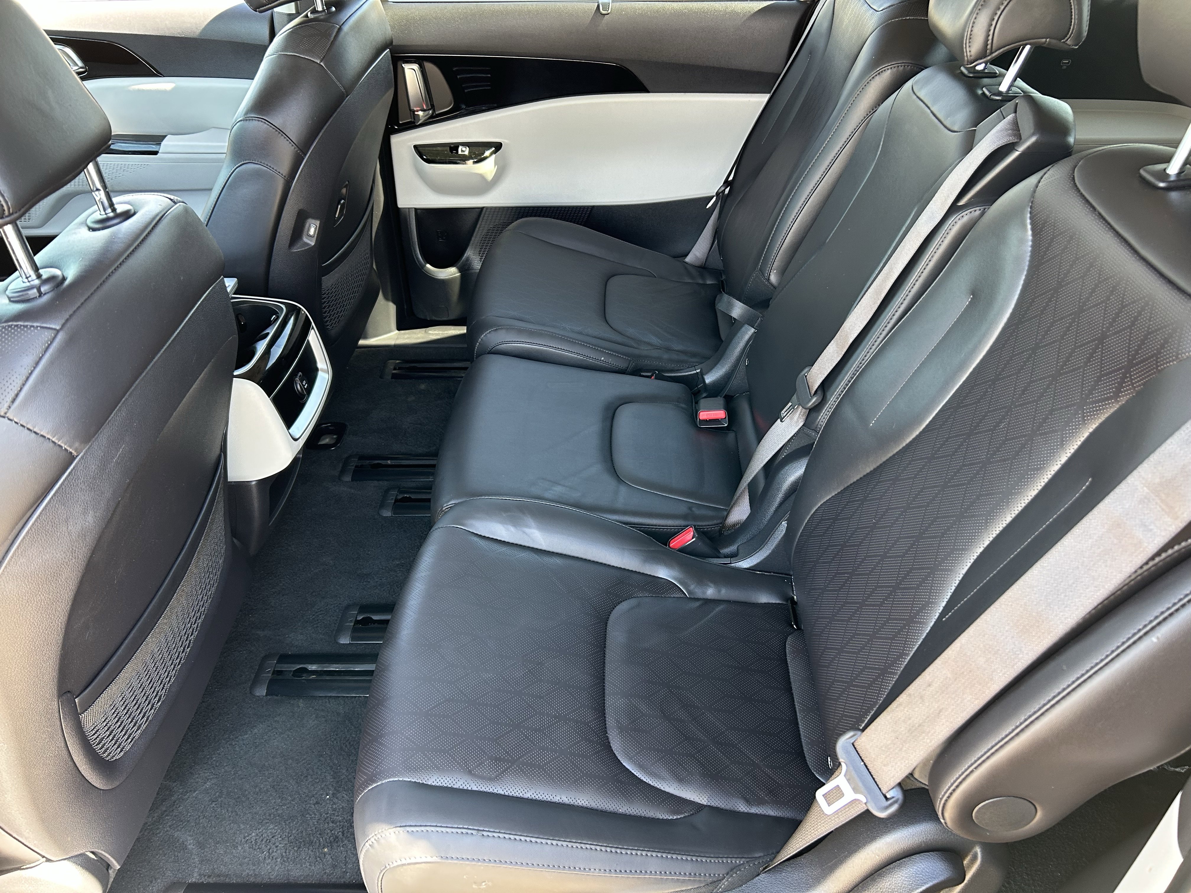 Used 2024 Kia Carnival EX image 18