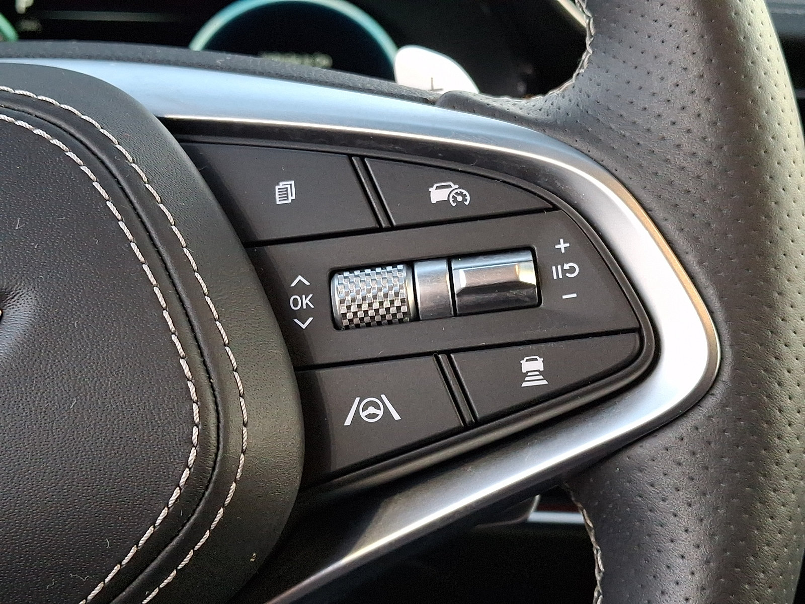 Used 2024 Genesis GV70 3.5T Sport w/ Sport Prestige Package AWD/4WD image 25
