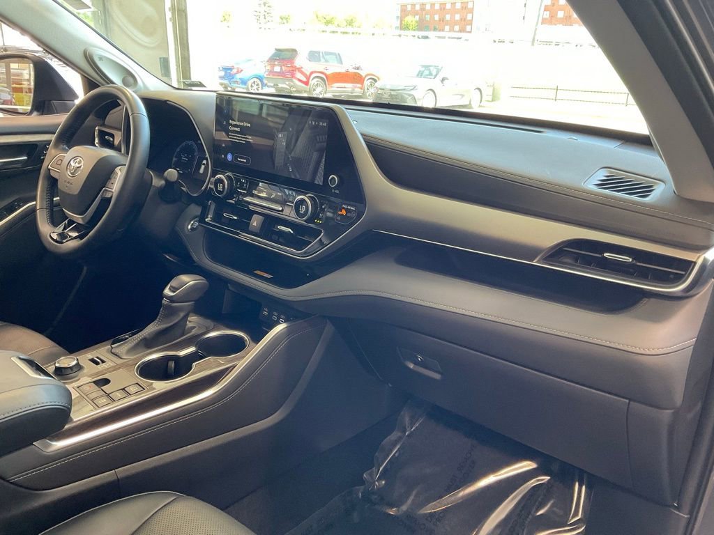Used 2023 Toyota Highlander Limited AWD/4WD image 17