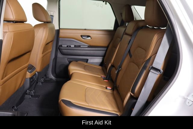 Used 2024 Nissan Pathfinder Platinum w/ Cargo Package image 16