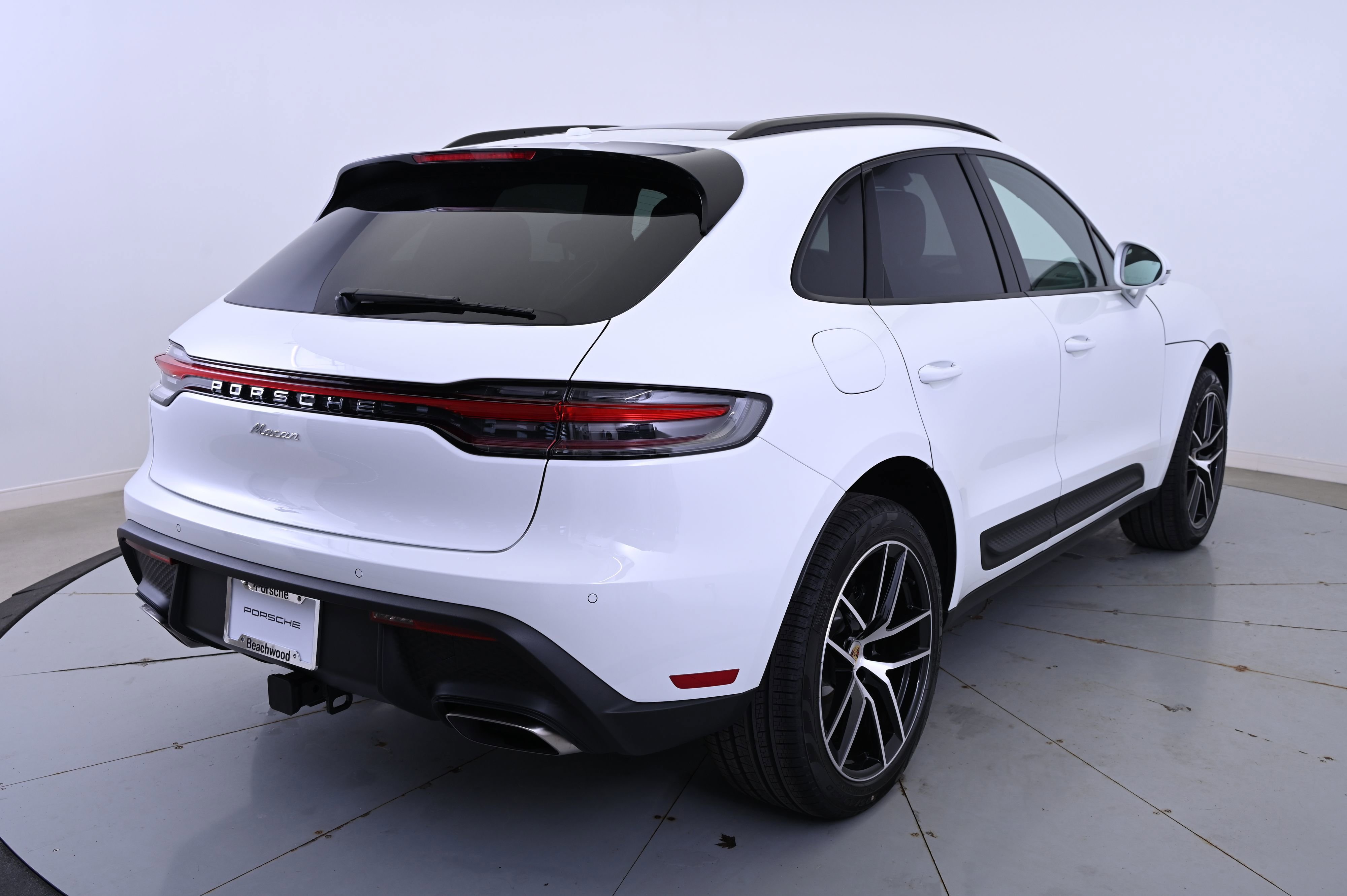 Certified 2025 Porsche Macan image 7