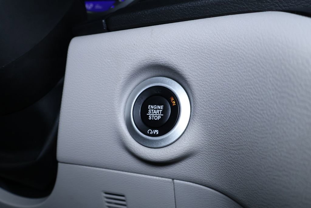 Used 2024 Chrysler Pacifica Touring-L image 28