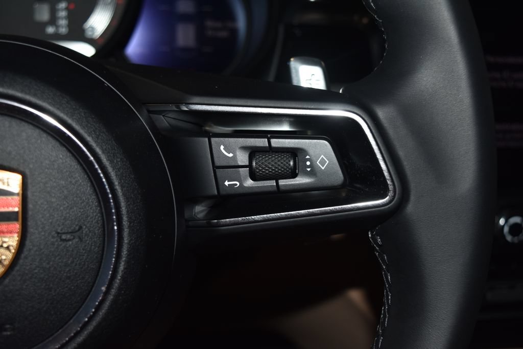 Certified 2025 Porsche Macan AWD/4WD image 11