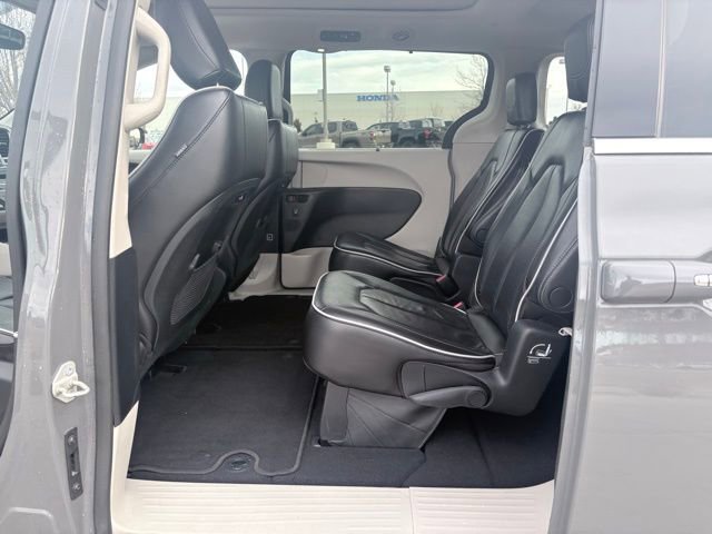 Used 2023 Chrysler Pacifica Limited image 22