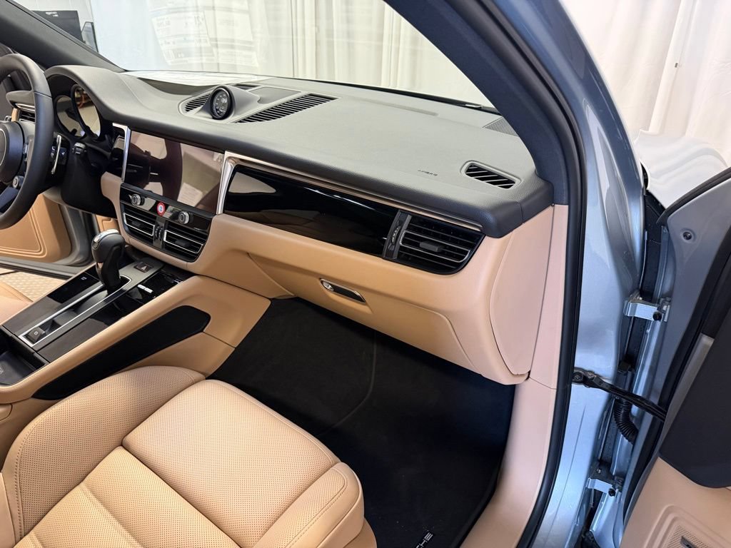 Certified 2026 Porsche Macan AWD/4WD image 28