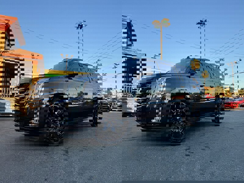 Used 2017 Cadillac Escalade ESV Platinum image 2