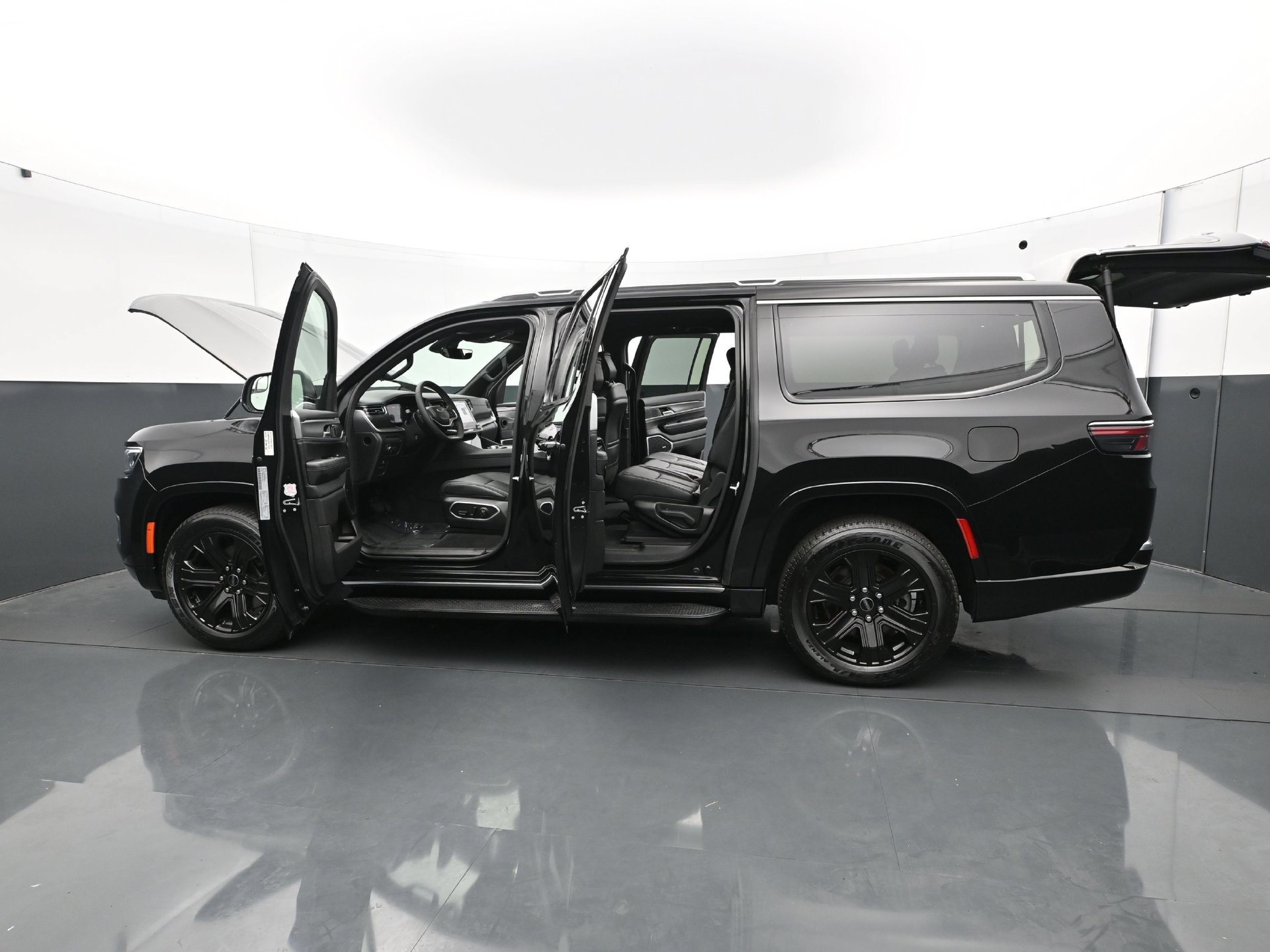 Used 2025 Jeep Wagoneer L Series II w/ 8-pass Seating Package AWD/4WD image 39