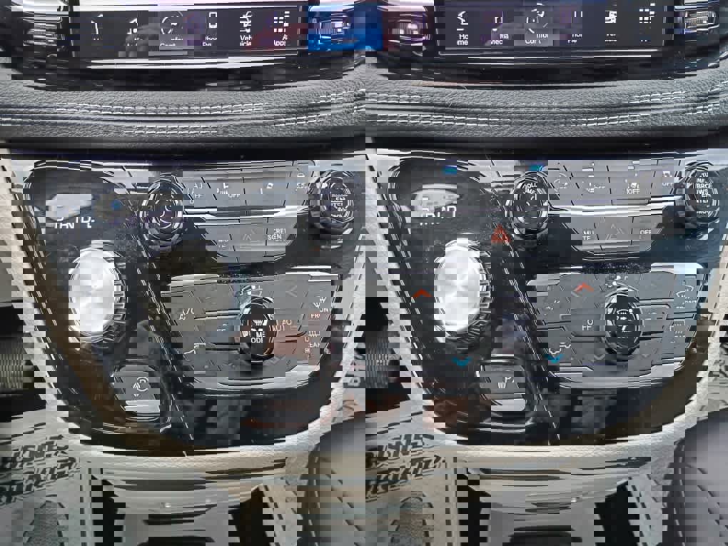 Used 2023 Chrysler Pacifica Touring-L image 24