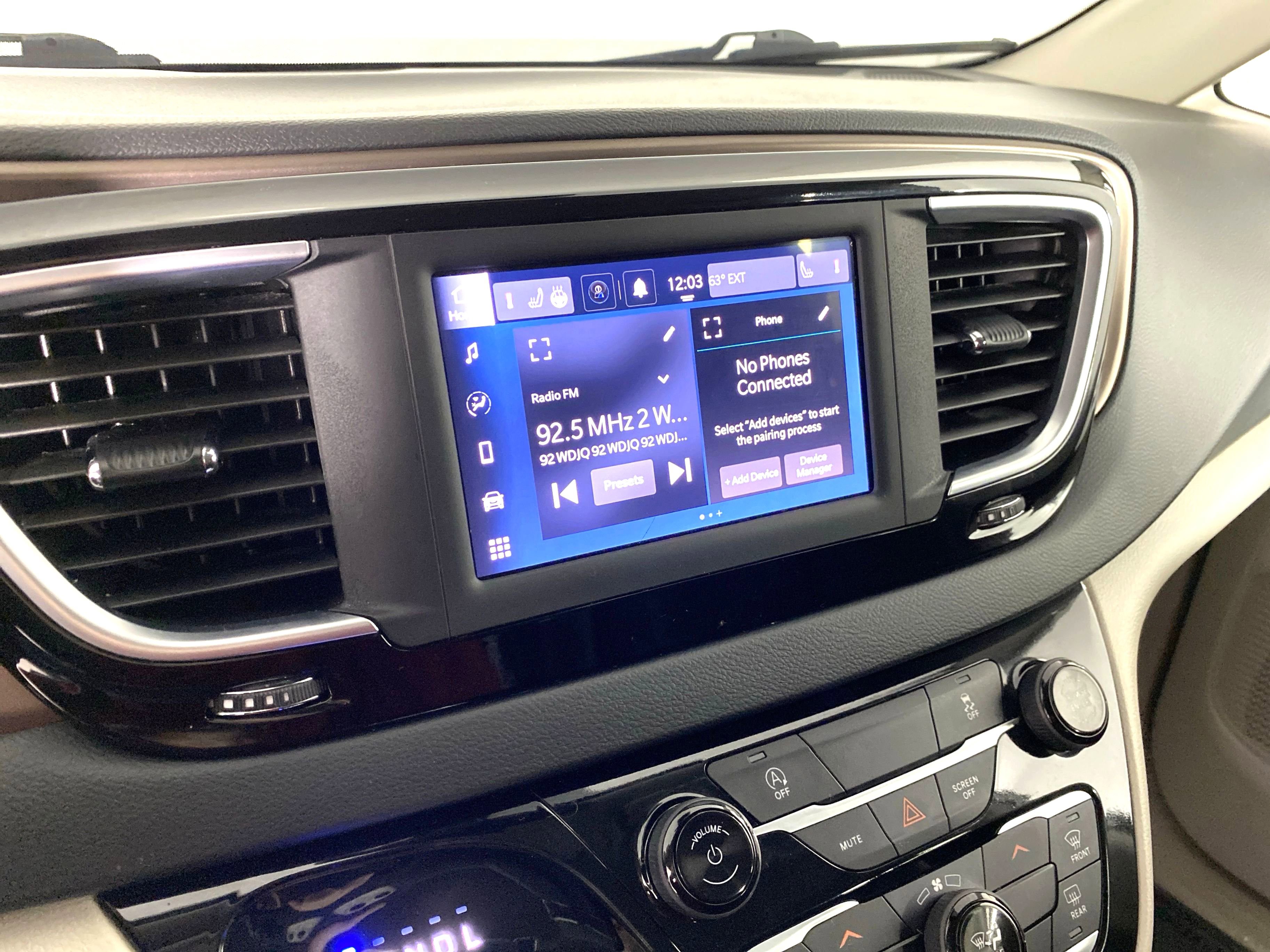 Used 2023 Chrysler Voyager LX image 28