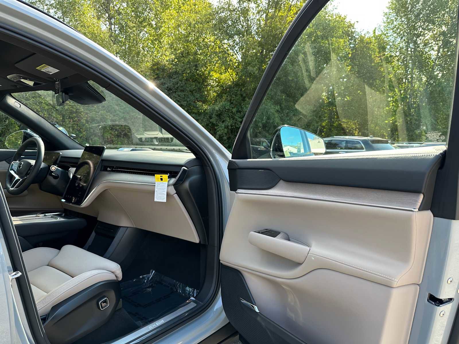 New 2025 Volvo EX90 Plus image 11